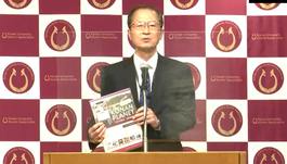 挨拶する甲南学園の長坂理事長