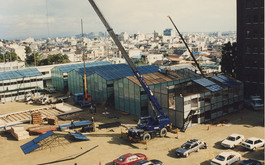 建設中の仮設校舎全景