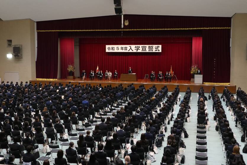 甲南大学で入学宣誓式　2300人が入学