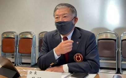 挨拶する丹羽一郎会長